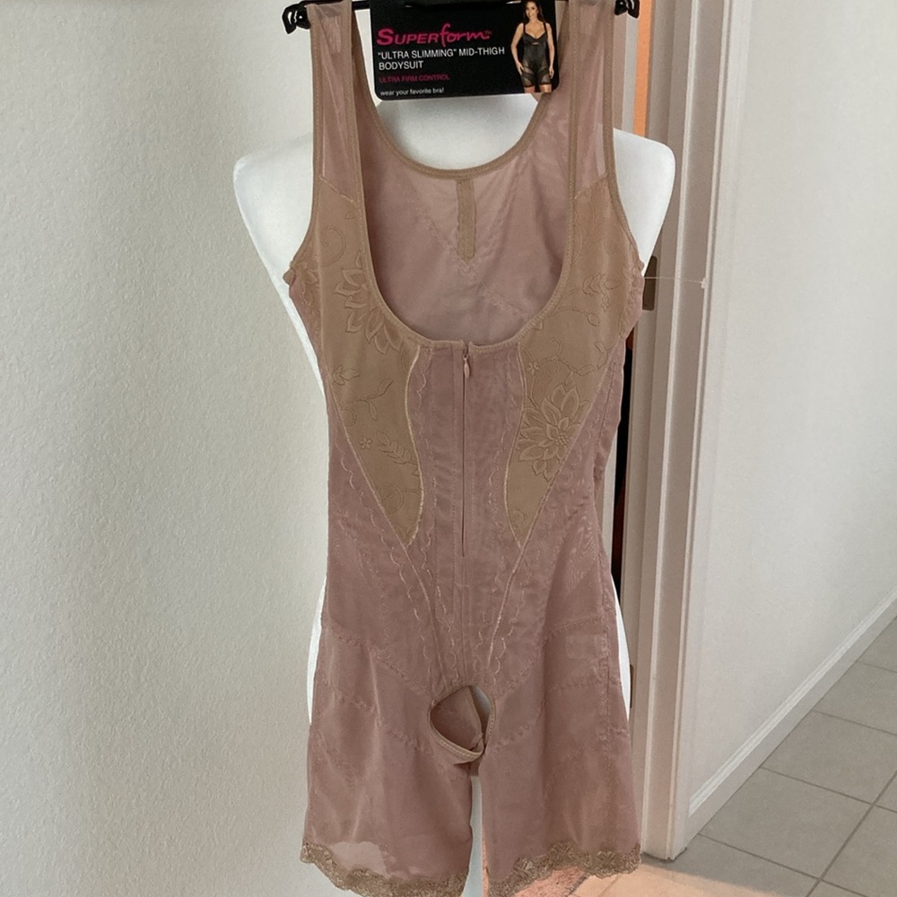 “Ultra slimming” mid-thigh bodysuit size M